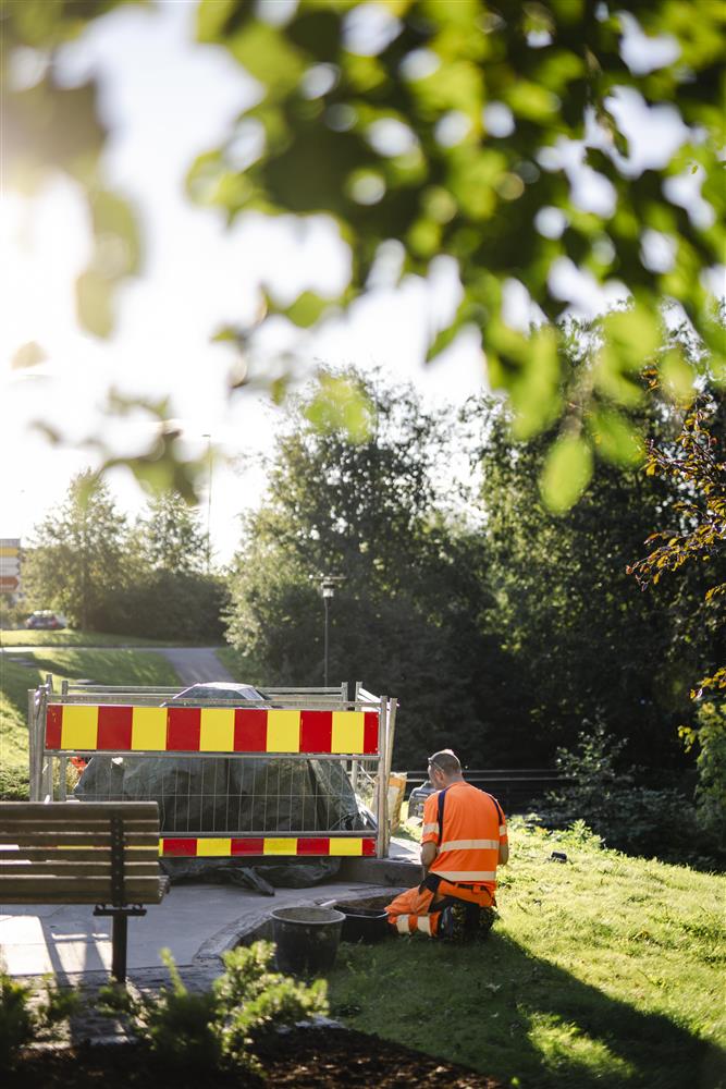 Arbeid med montering av skulptur - Klikk for stort bilde